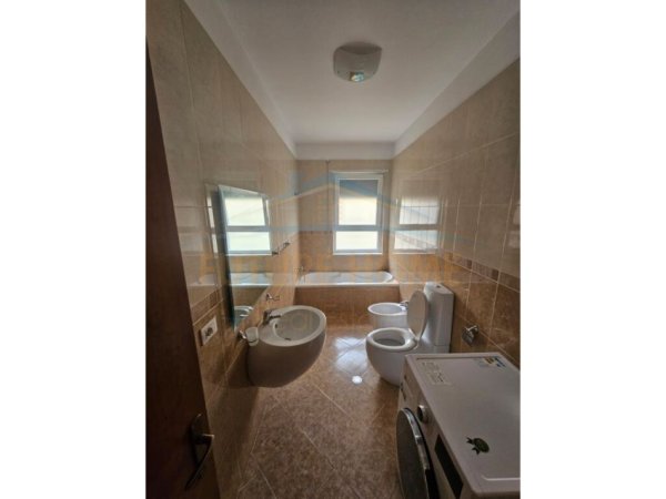 Tirane, shitet apartament 3+1+Aneks+Ballkon, Kati 5, 125 m² (Komuna e Parisit)