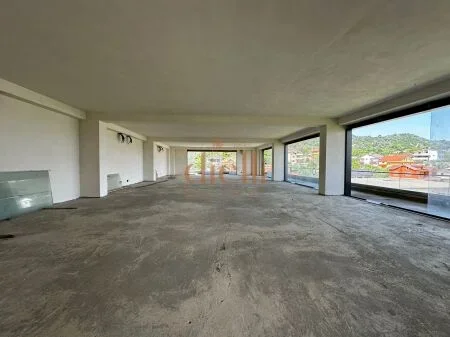 Tirane, jepet me qera ambjent biznesi , , 910 m2 2,731 €