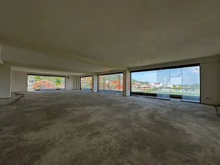 Tirane, jepet me qera ambjent biznesi , , 910 m2 2,731 €