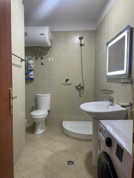 Tirane, jepet me qera apartament 1+1, Kati 4, 67 m² 700 € (SELVIA)