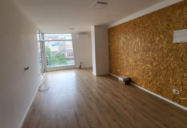 Tirane, jepet me qera apartament 2+1+Ballkon, Kati 2, 100 m² 600 € (Rruga Muhamet Gjollesha, Tiranë)