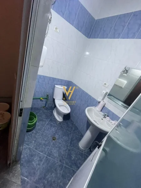 Tirane, jepet me qera ambjent biznesi , , 60 m² 350 € (ALI DEMI)