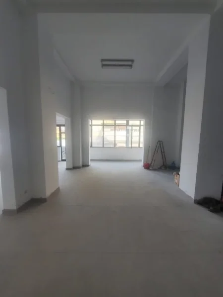 Jepet me qira ambient komercial tek RR. Kavajes (Delijorgji)