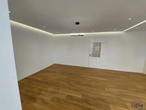 Apartament 2+1+2 ne Shitje tek Rruga e Barrikadave.