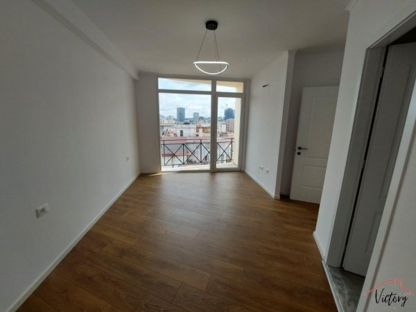 Apartament 2+1+2 ne Shitje tek Rruga e Barrikadave.