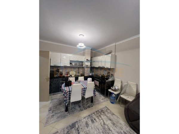 Tirane, jepet me qera apartament 2+1, Kati 5, 94 m² 450 € (Unaza e Re)