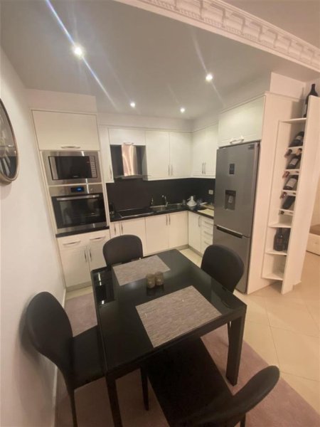 Tirane, jepet me qera apartament 2+1+Ballkon, Kati 7, 105 m² 600 € (rruga Teodor Keko)