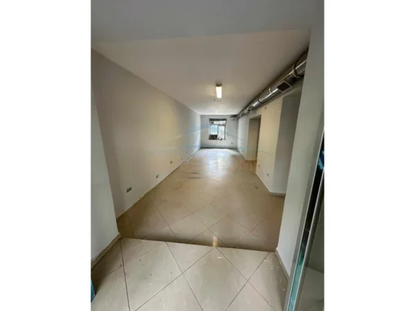 Tirane, shitet ambjent biznesi , Kati 1, 60 m² 105,000 € (Rruga Tefta Tashko) AREA40953