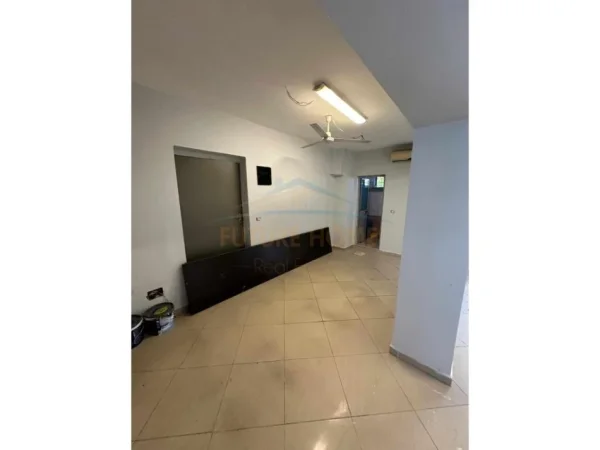 Tirane, shitet ambjent biznesi , Kati 1, 60 m² 105,000 € (Rruga Tefta Tashko) AREA40953