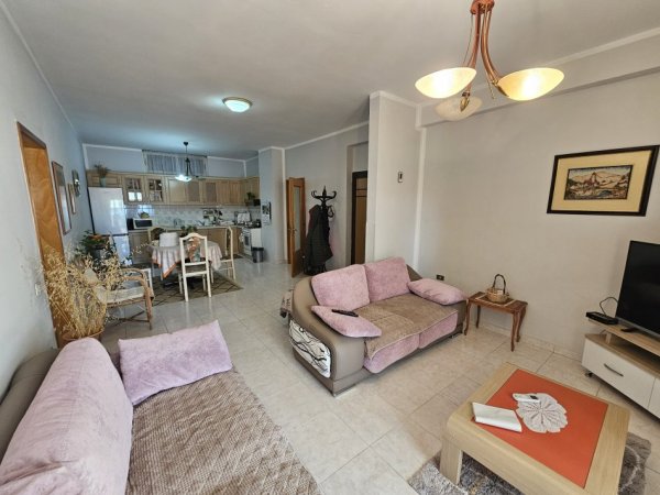Tirane, jepet me qera apartament 3+1+Aneks+Ballkon, Kati 3, 140 m² 650 € (Ambasada Gjermane)
