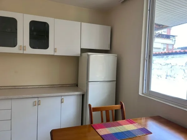 Tirane, jepet me qera apartament 1+1, Kati 2, 70 m² 400 € (Rruga "Fortuzi" Tirane)