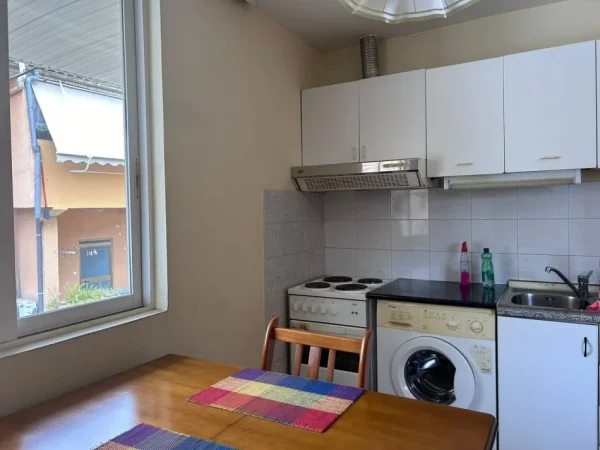 Tirane, jepet me qera apartament 1+1, Kati 2, 70 m² 400 € (Rruga "Fortuzi" Tirane)