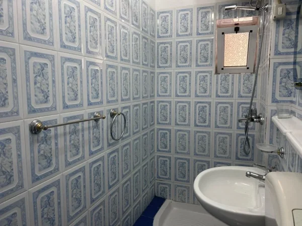 Tirane, jepet me qera apartament 1+1, Kati 2, 70 m² 400 € (Rruga "Fortuzi" Tirane)