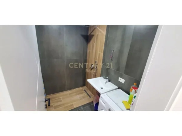 Tirane, jepet me qera apartament 1+1, Kati 8, 54 m² 450 € (Teodor Kreko)