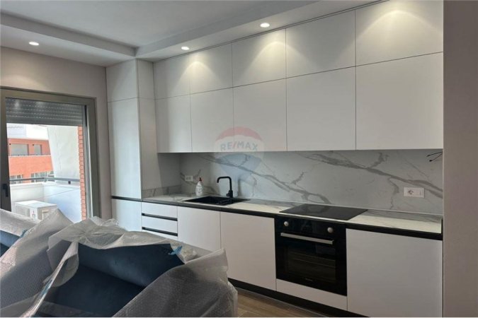 Tirane, jepet me qera apartament 1+1, Kati 3, 73 m² 750 € (APARTAMENT ME QIRA 1+1 +PARKIM)