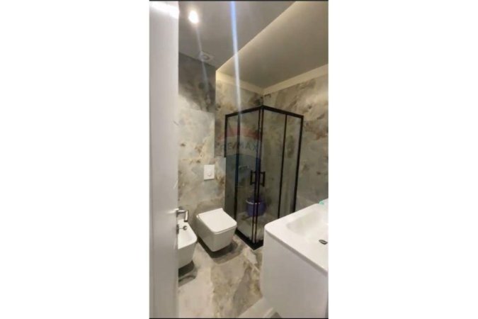 Tirane, jepet me qera apartament 1+1, Kati 3, 85 m² 550 € (Apartament 1+1 per qira te Komuna e Parisit)