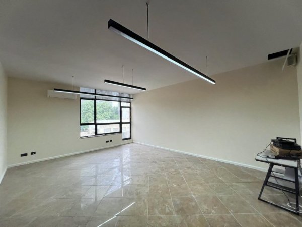 Tirane, jap me qera zyre , Kati 1, 200 m² 4,500 € (Rruga Qemal Stafa prane RTSH)