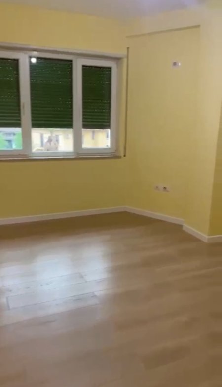 Tirane, jepet me qera zyre , Kati 2, 80 m² 700 € (Selvia)