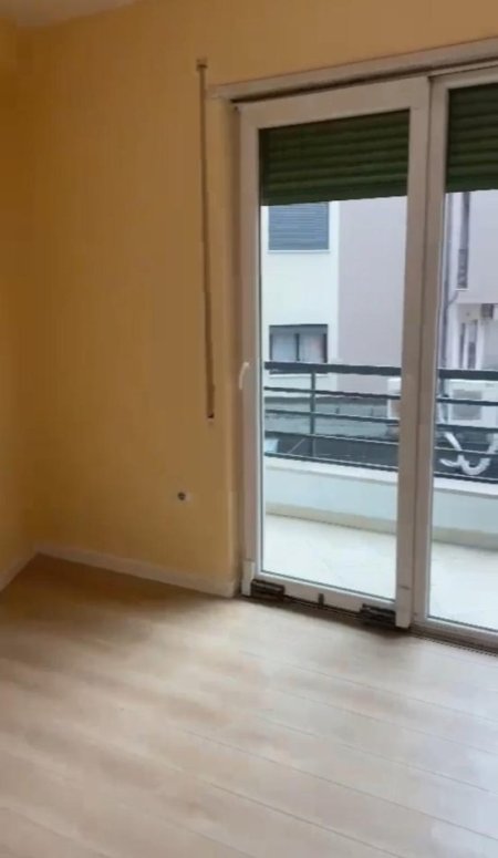 Tirane, jepet me qera zyre , Kati 2, 80 m² 700 € (Selvia)