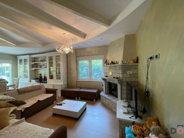 shitet 2 Katshe, , 243 m² 450,000 €