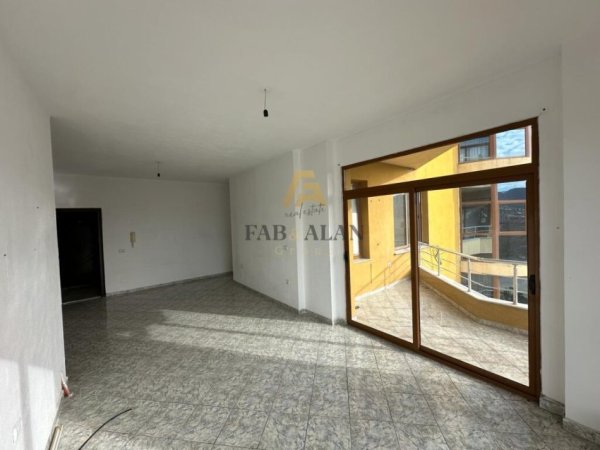 Tirane, shitet apartament 2+1, Kati 3, 92 m² 95,000 € (Pallatet Cabej)