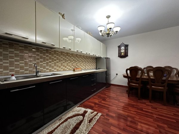 Tirane, jepet me qera apartament 2+1+Ballkon, Kati 5, 83 m² 500 € (rruga Fortuzi)