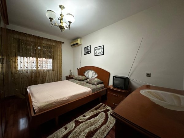 Tirane, jepet me qera apartament 2+1+Ballkon, Kati 5, 83 m² 500 € (rruga Fortuzi)