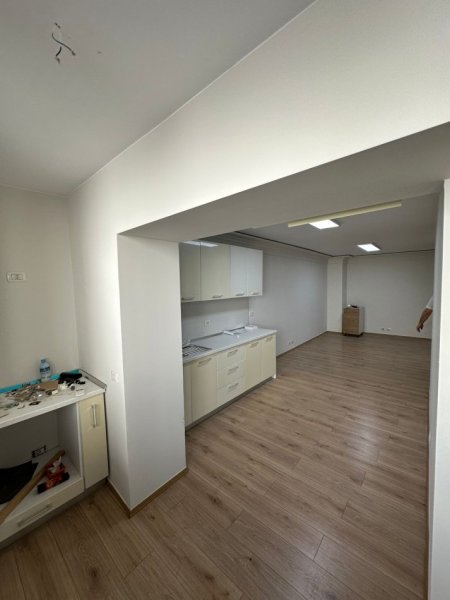 Tirane, jepet me qera ambjent biznesi , Kati 3, 100 m² 800 € (SHKOLLA VASIL SHANTO)