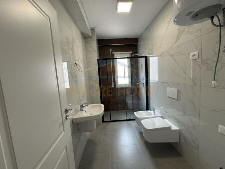 Tirane, jepet me qera 2+1, Kati 6, 106 m² 400 € (unaza e re)