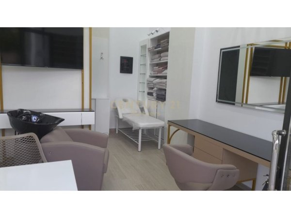 Tirane, jepet me qera dyqan , , 21 m² 260 € (Sauk i vjeter)