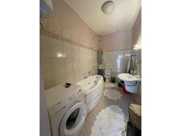 Tirane, jepet me qera apartament 2+1+Ballkon, Kati 2, 63 m² 900 € (Pallatet Agimi)