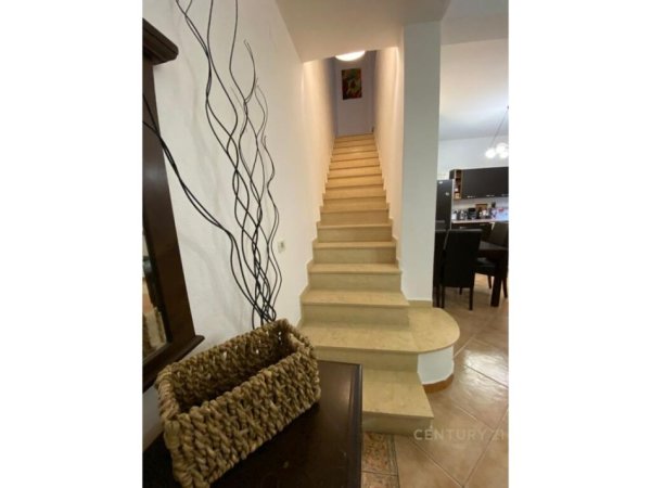 Tirane, jepet me qera apartament duplex 3+1, Kati 1, 120 m² 800 € (21 dhjetori)