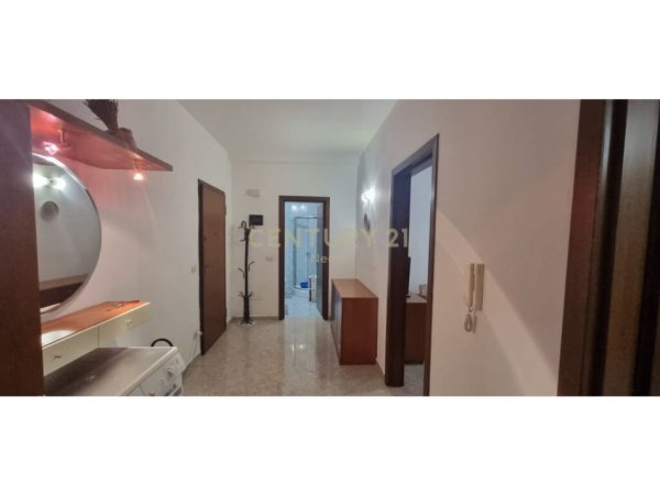 Tirane, jepet me qera apartament 1+1, Kati 9, 90 m² 600 € (Pazari i Ri)