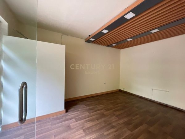 Tirane, jepet me qera ambjent biznesi , , 17 m² 300 € (Ali Demi)