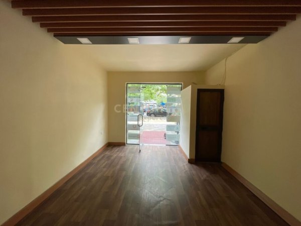 Tirane, jepet me qera ambjent biznesi , , 17 m² 300 € (Ali Demi)