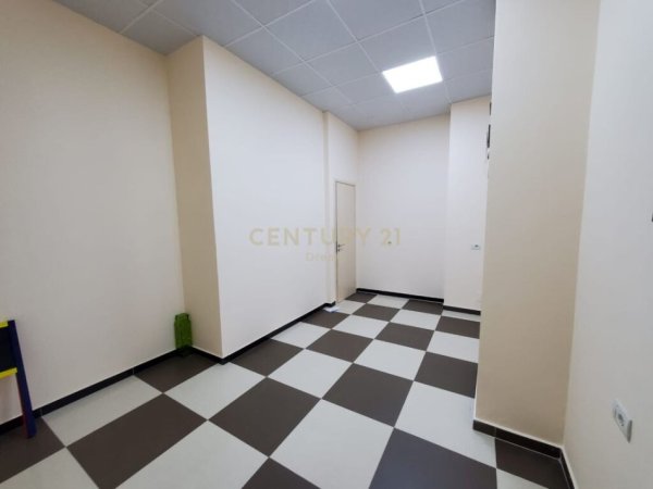 Tirane, jepet me qera ambjent biznesi , , 35 m² 350 € (Oxhaku)