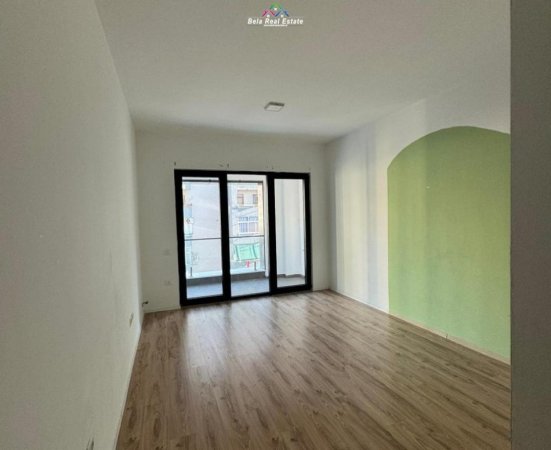 Tirane, jepet me qera zyre , Kati 3, 90 m² 650 € (Rruga Kavajes)