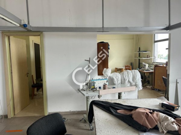 Tirane, jepet me qera ambjent biznesi , Kati 2, 440 m² 1,300 € (SAUK)