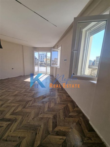 Tirane, jepet me qera zyre , Kati 4, 97 m² 1,150 € (Qender,prane Kafe Flora)