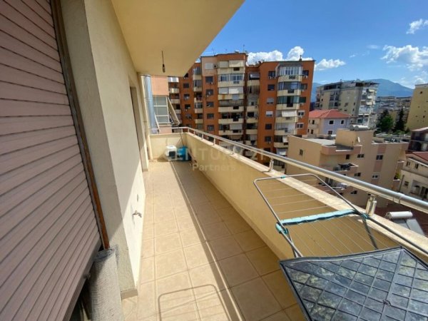 Tirane, jepet me qera apartament 2+1+Ballkon, Kati 6, 107 m² 600 € (Komuna e Parisit)