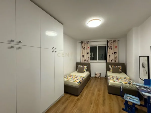 Tirane, jepet me qera 2+1+Ballkon, Kati 6, 110 m² 950 € (Komuna e Parisit)