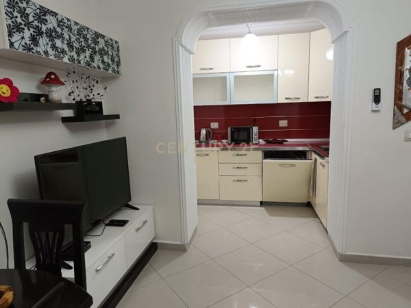 Tirane, jepet me qera apartament 3+1+Ballkon, Kati 2, 86 m² 620 € (Pazari i Ri)