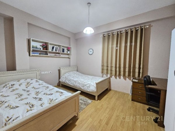 Tirane, jepet me qera apartament 2+1, Kati 3, 120 m² 700 € (Pazari i Ri)