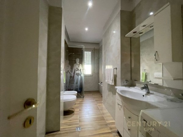 Tirane, jepet me qera apartament 2+1+Ballkon, Kati 2, 110 m² 700 € (Pazari i Ri)