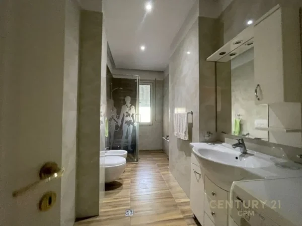 Tirane, jepet me qera apartament 2+1+Ballkon, Kati 2, 110 m² 700 € (Pazari i Ri)