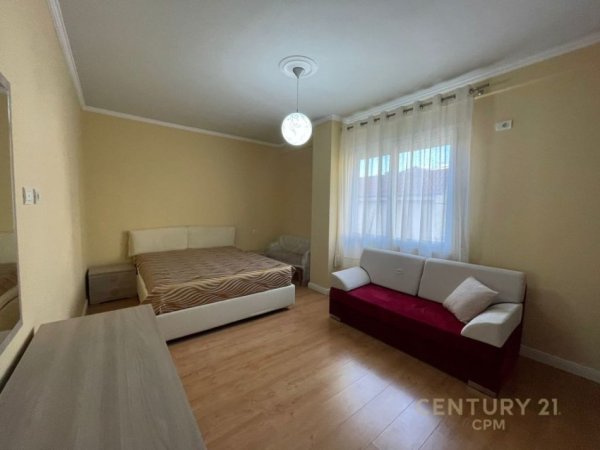 Tirane, jepet me qera apartament 2+1+Ballkon, Kati 2, 110 m² 700 € (Pazari i Ri)