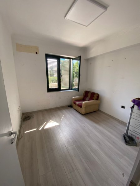 Tirane, jepet me qera zyre , Kati 1, 75 m² 600 € (Rr.Ibrahim Rugova - Bllok)