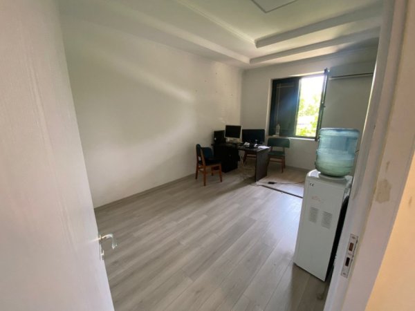 Tirane, jepet me qera zyre , Kati 1, 75 m² 600 € (Rr.Ibrahim Rugova - Bllok)