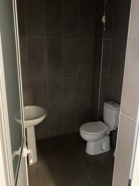 Tirane, jepet me qera zyre , Kati 1, 75 m² 600 € (Rr.Ibrahim Rugova - Bllok)