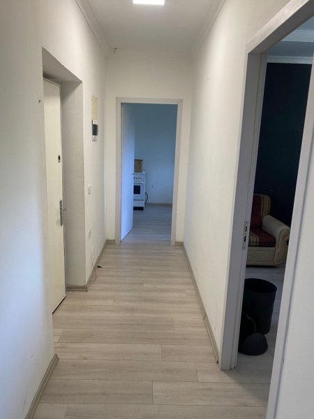 Tirane, jepet me qera zyre , Kati 1, 75 m² 600 € (Rr.Ibrahim Rugova - Bllok)